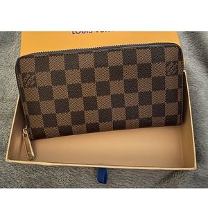 Authentic Louis Vuitton Zippy Wallet